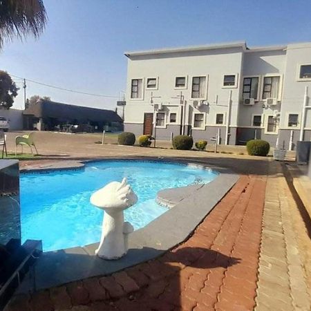 Lifestyle Lodge Hotel Vereeniging Exterior photo